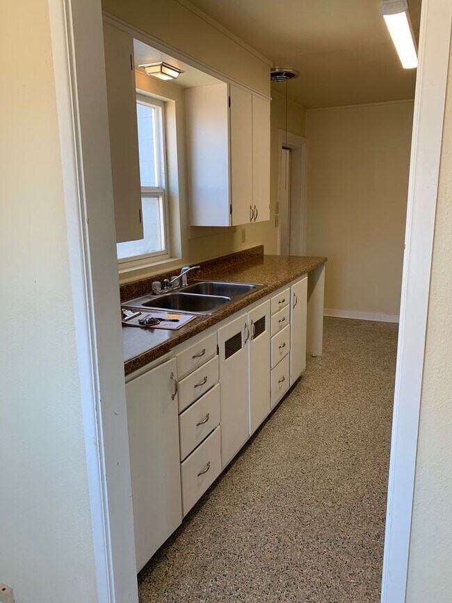 Building Photo - Myrtle Point Living