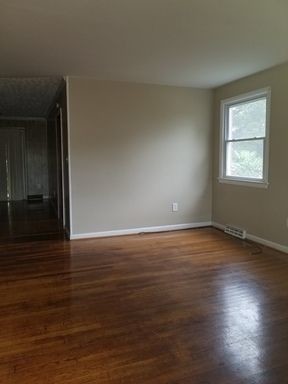 Building Photo - Petersburg 3 Bedroom 1 1/2 bath Rancher.