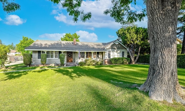 Large tree provides shade to spacious front yard - 1419 S 4th Ave