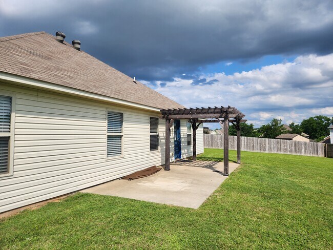 Foto del edificio - 2607 Whispering Woods Ct