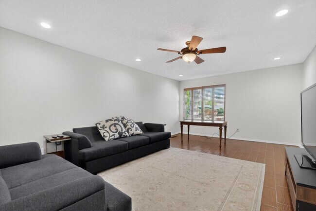 Foto del edificio - 9735 Village Green Dr NE