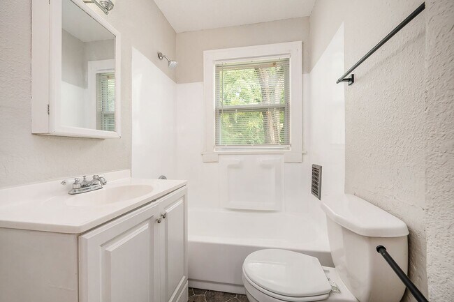 Foto del edificio - 2-bedroom, 1-bathroom duplex is located in...