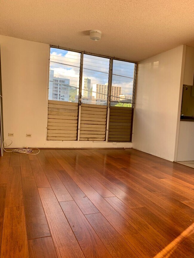 Foto del edificio - Charming 1Bed 1Bath 1Parking Stall Unit, C...