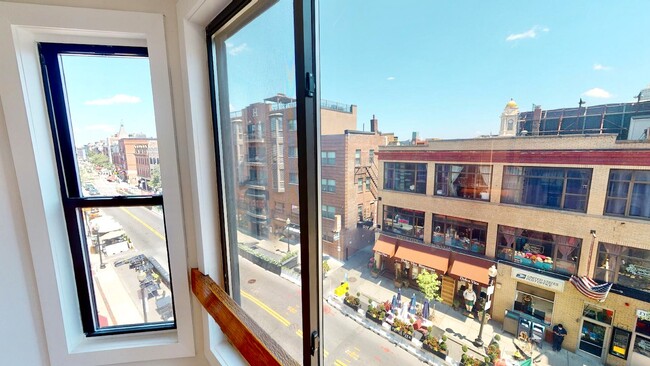 Building Photo - 210 Hanover St