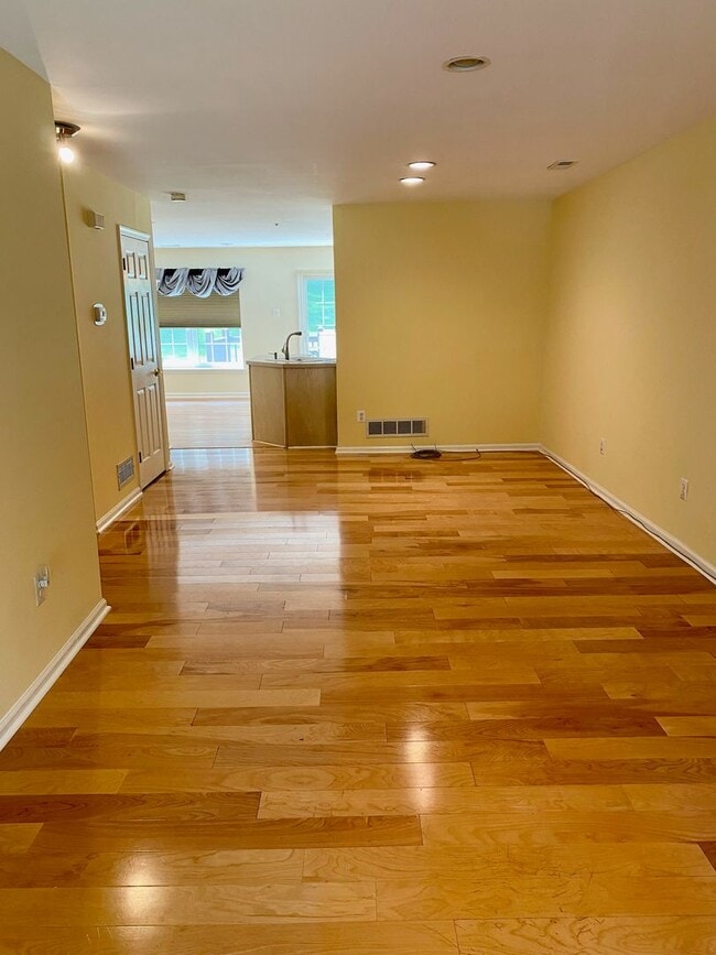 Building Photo - Charming 3-Bedroom Townhome in Southampton...