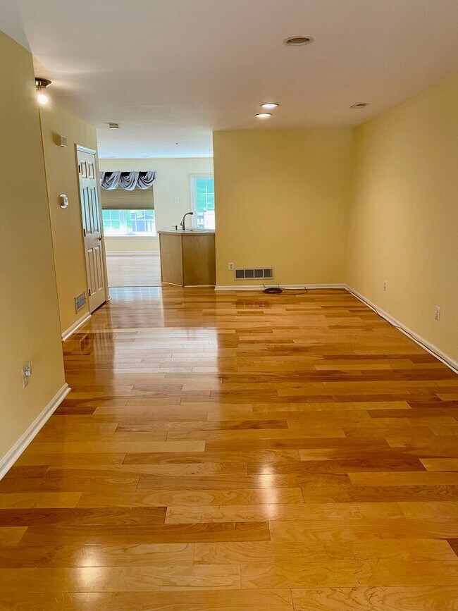 Foto del edificio - Charming 3-Bedroom Townhome in Southampton...
