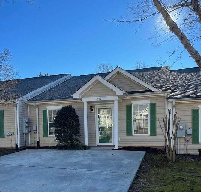 Primary Photo - 221 New Haven Ln SW