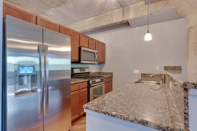 Building Photo - 1069 W 14th Pl