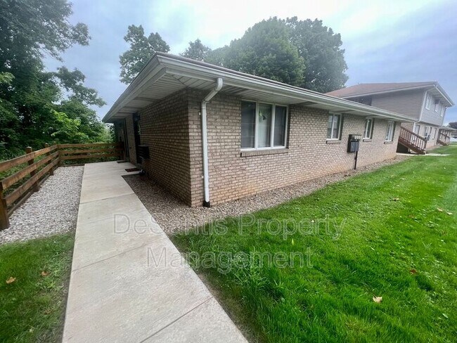 Building Photo - 215 Lunar Ln