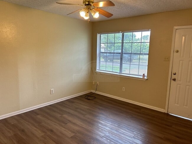 Building Photo - 821 Michelle Dr