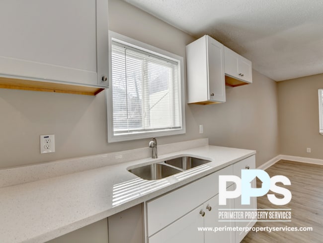 Building Photo - 390 W Lake Ave NW