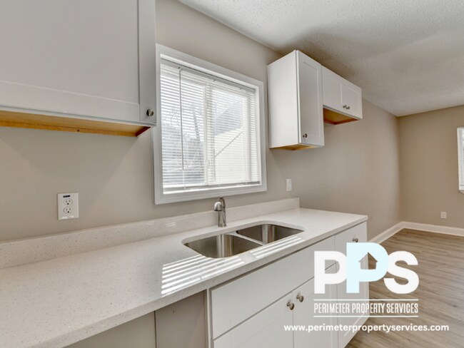 Foto del edificio - 390 W Lake Ave NW