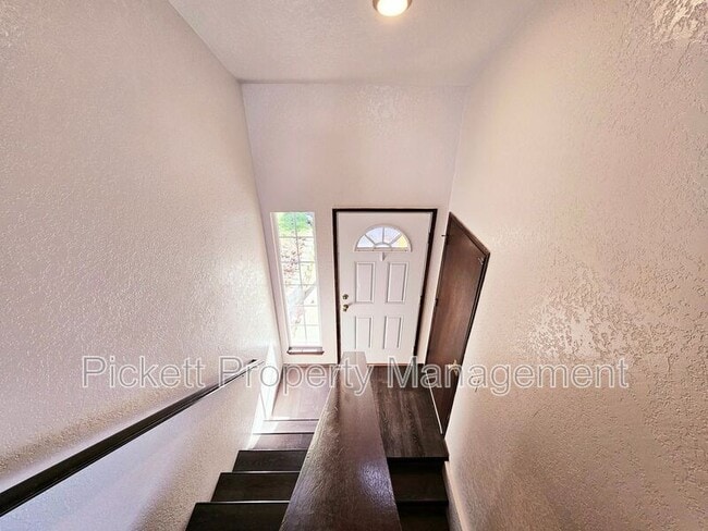 Building Photo - 4619 Beach Dr E