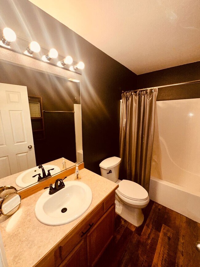 Building Photo - ROOM FOR RENT-ALL UTILITIES PAID BY OWNER!...
