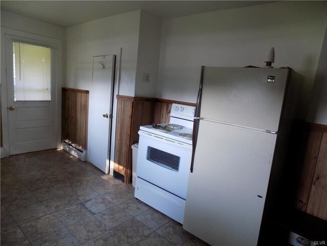 Building Photo - 121 Riverview Dr