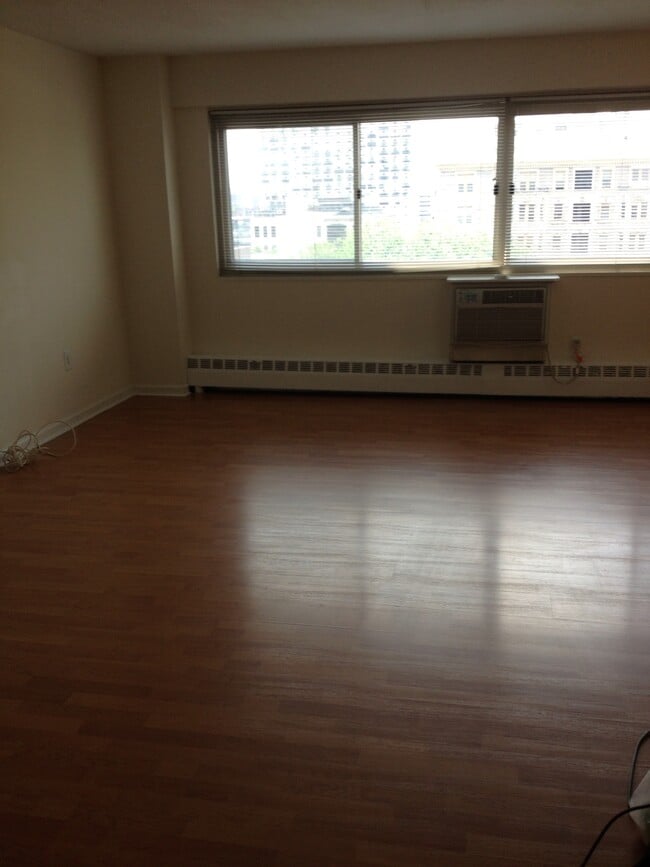 living room - 2101 Chestnut St