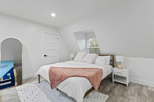 Photo - 5307 Stoneleigh Ave Apartment