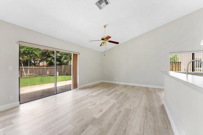 Foto del edificio - 5809 Sun Pointe Cir