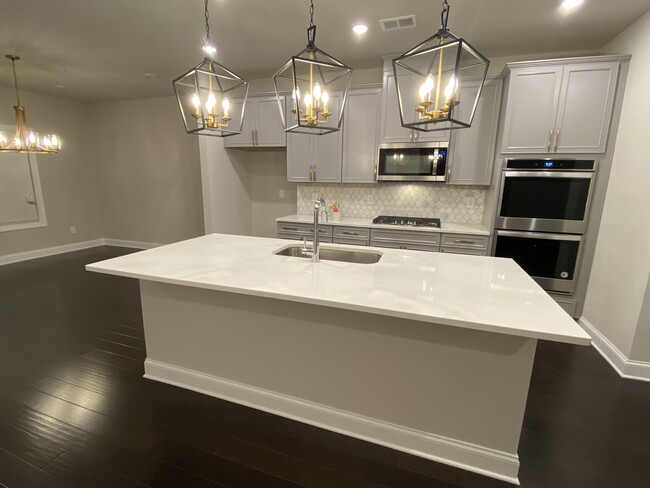Kitchen island - 509 Hampton Xing