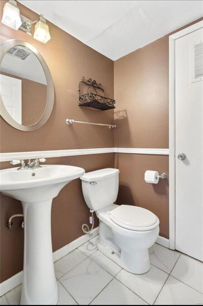Main floor bathroom - 4279 Mansard Dr