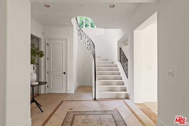 Foto del edificio - 3697 Benedict Canyon Ln