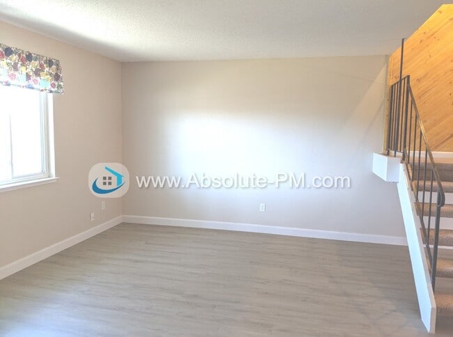Building Photo - Amazing 3 Bed 2 Bath Townhome located in H...