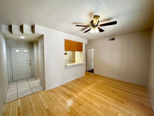 Building Photo - 1/1 Apartment Walking Distance to UT