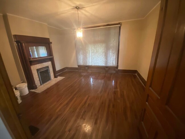 Foto del edificio - Unique 5 Bedroom 1 Bath House Located in E...