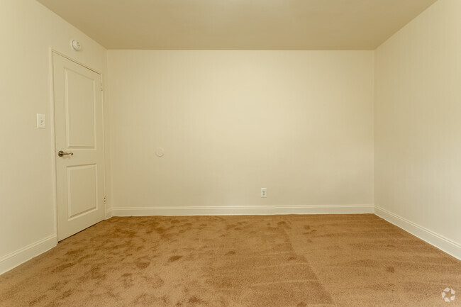 Bedroom - Grymes Hill Apartments