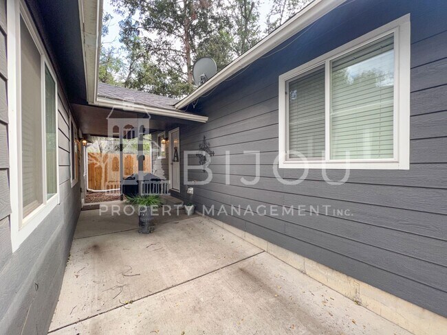 Building Photo - 842 E. Cimarron St