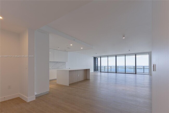Foto del edificio - 700 NE 24th St