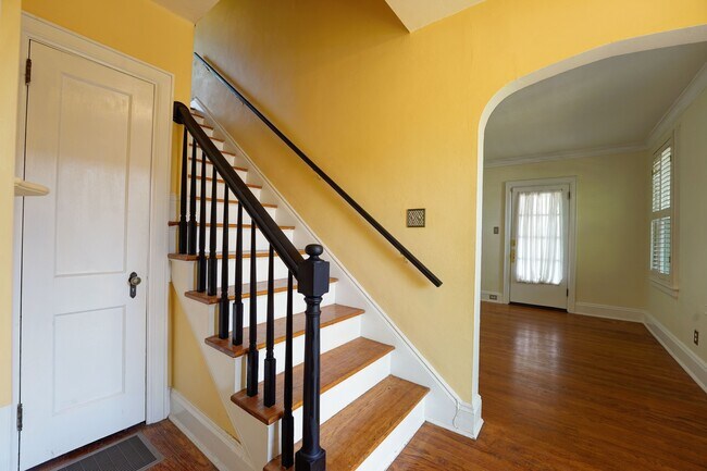 Building Photo - 1104 Summit Dr