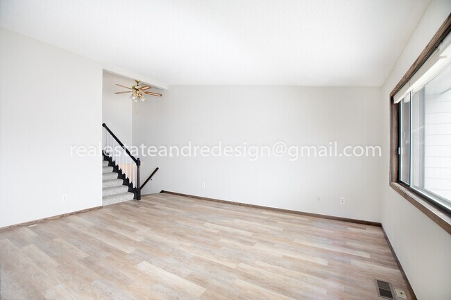 Building Photo - 430 Victoria Dr