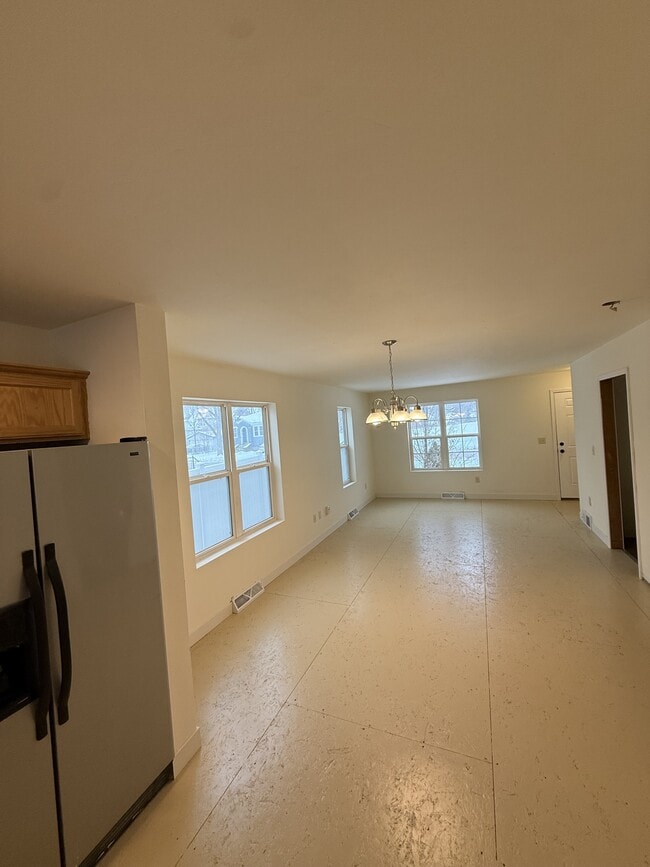 Building Photo - 722 Crooks St