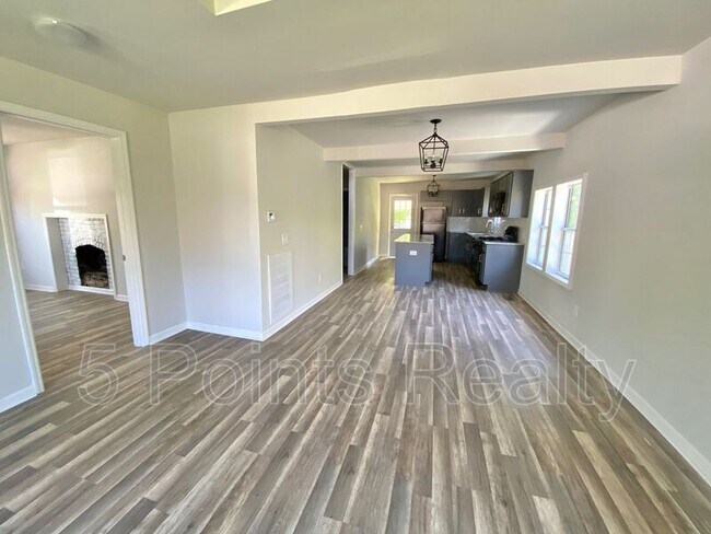 Foto del edificio - 2412 Brasher Ave