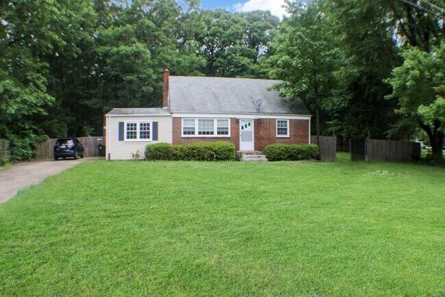 Building Photo - Charming Mid-Century Cape Cod SFH w/4 Bedr...