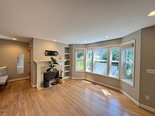 Building Photo - Stylish 3BR Queen Anne Townhome