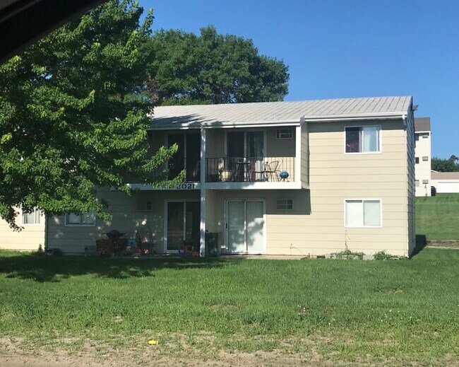 Building Photo - 2021 E Dakota Pky