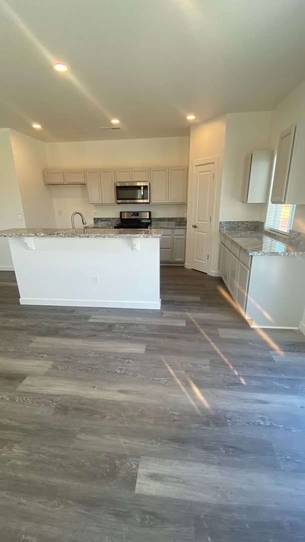 Foto del edificio - Brand new home with LVP flooring t/o, gran...