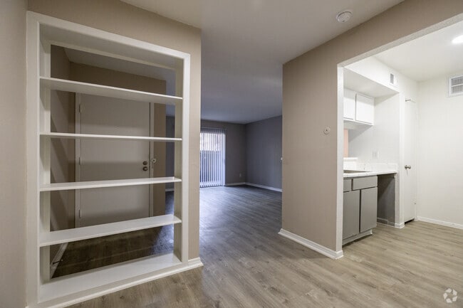 1BR, 1BA - 653SF - Yale - Living Room - 8950 Glencrest