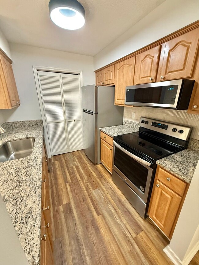 Foto del edificio - ONE MONTH RENT FREE Fully Renovated 2 Bed, 2 Bath Condo in South Charlotte
