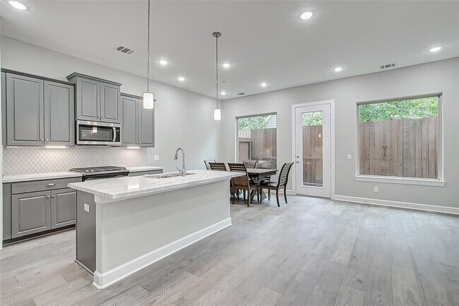 Foto del edificio - 5105 Pine Reach Dr