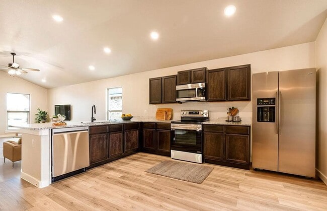 Building Photo - Stunning 3-Bedroom Home with Modern Finishes