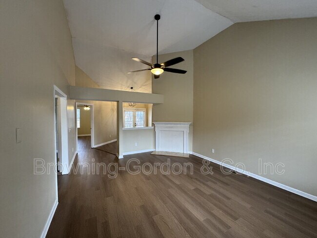 Building Photo - 1111 Cedarhill Ct