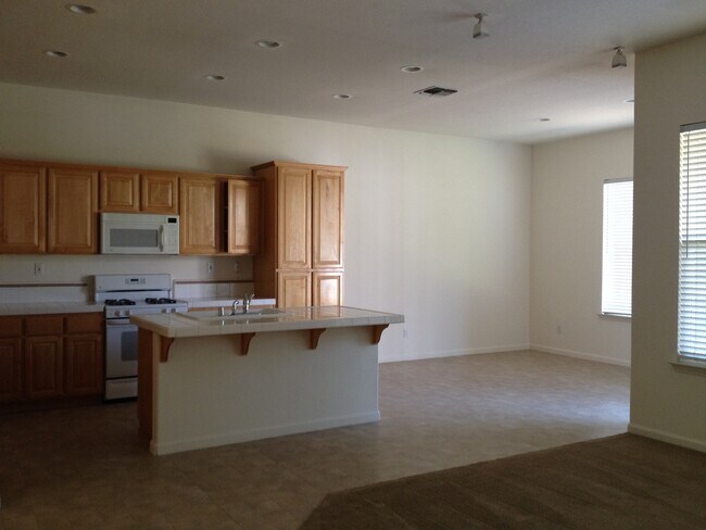 Building Photo - Three bedroom, two bath Lincoln home with ...