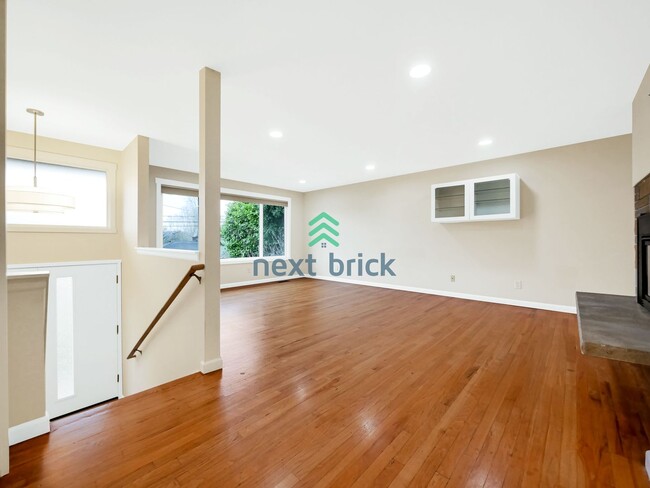 Building Photo - 3 Bed and 3 Bath Beacon Hill Single-family...