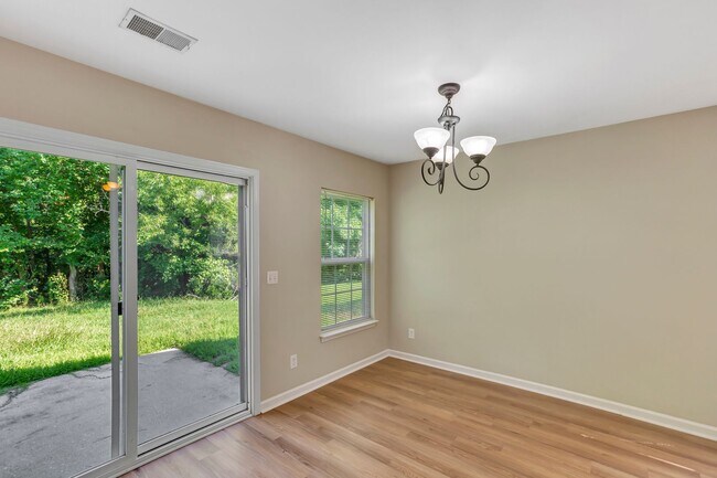 Foto del edificio - A True Summerville Gem in Eagle Run!!