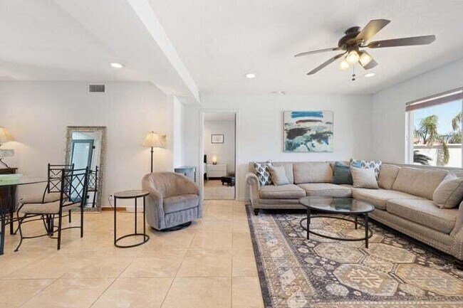 Building Photo - 53533 Avenida Mendoza