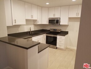 Building Photo - 827 2nd St