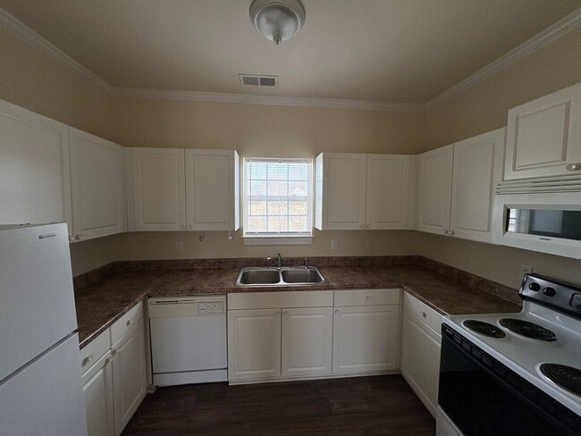 Building Photo - 1bed, 1bath unit available!